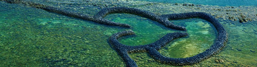 澎湖石滬與海岸地景照片。